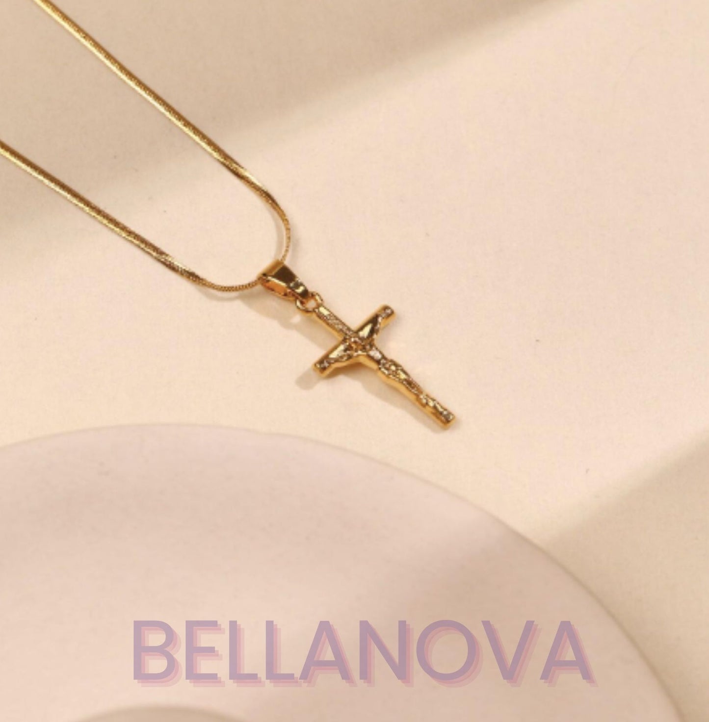 OLIVIA PADANO X BELLA NOVA | Gargantilha com Pingente Sagrado Jesus - Folheado a Ouro 24k+ FRETE GRÁTIS