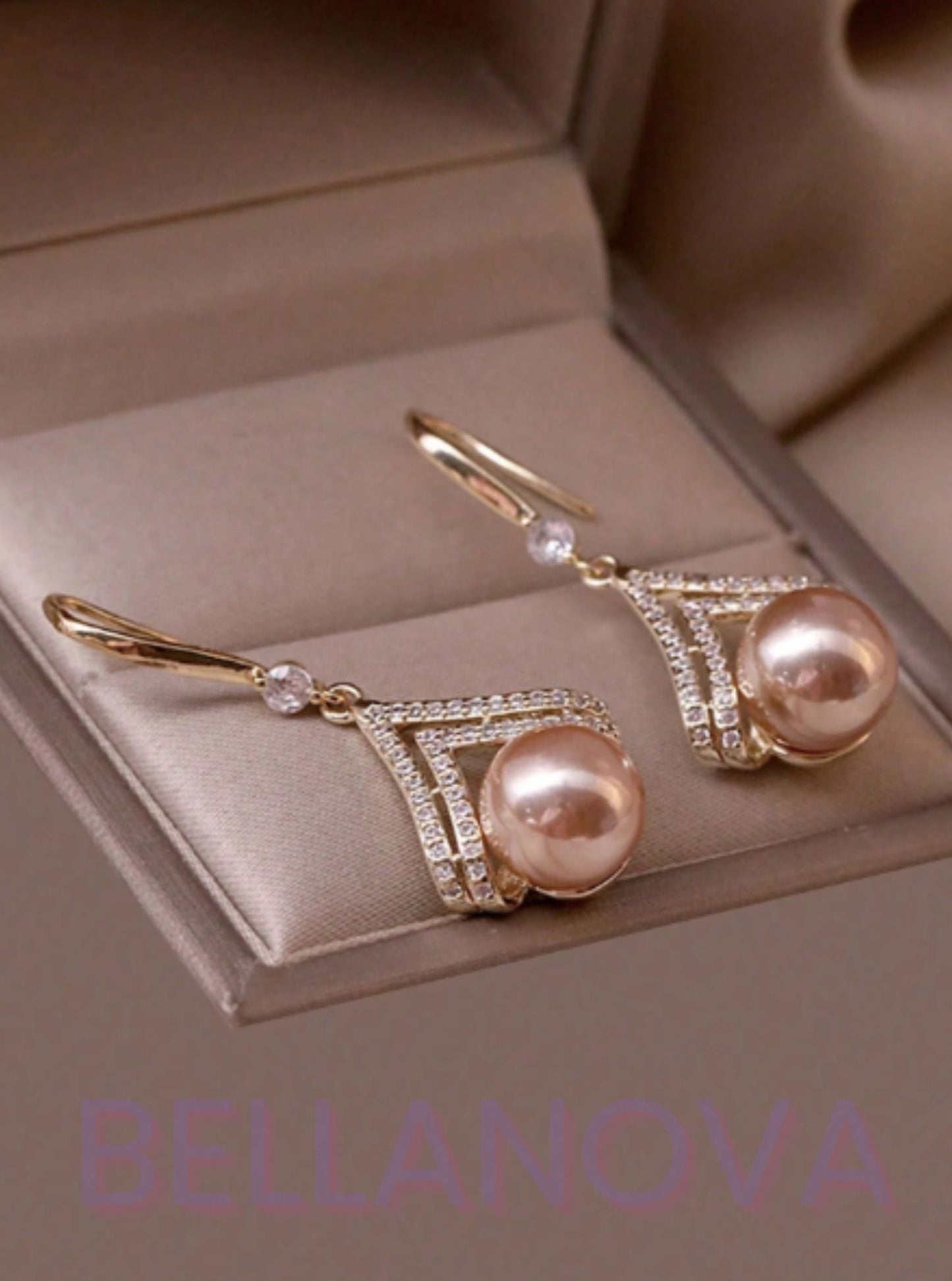 Brincos Pérolas Rosé e Zircônias - Folheado a Ouro 18k + FRETE GRÁTIS