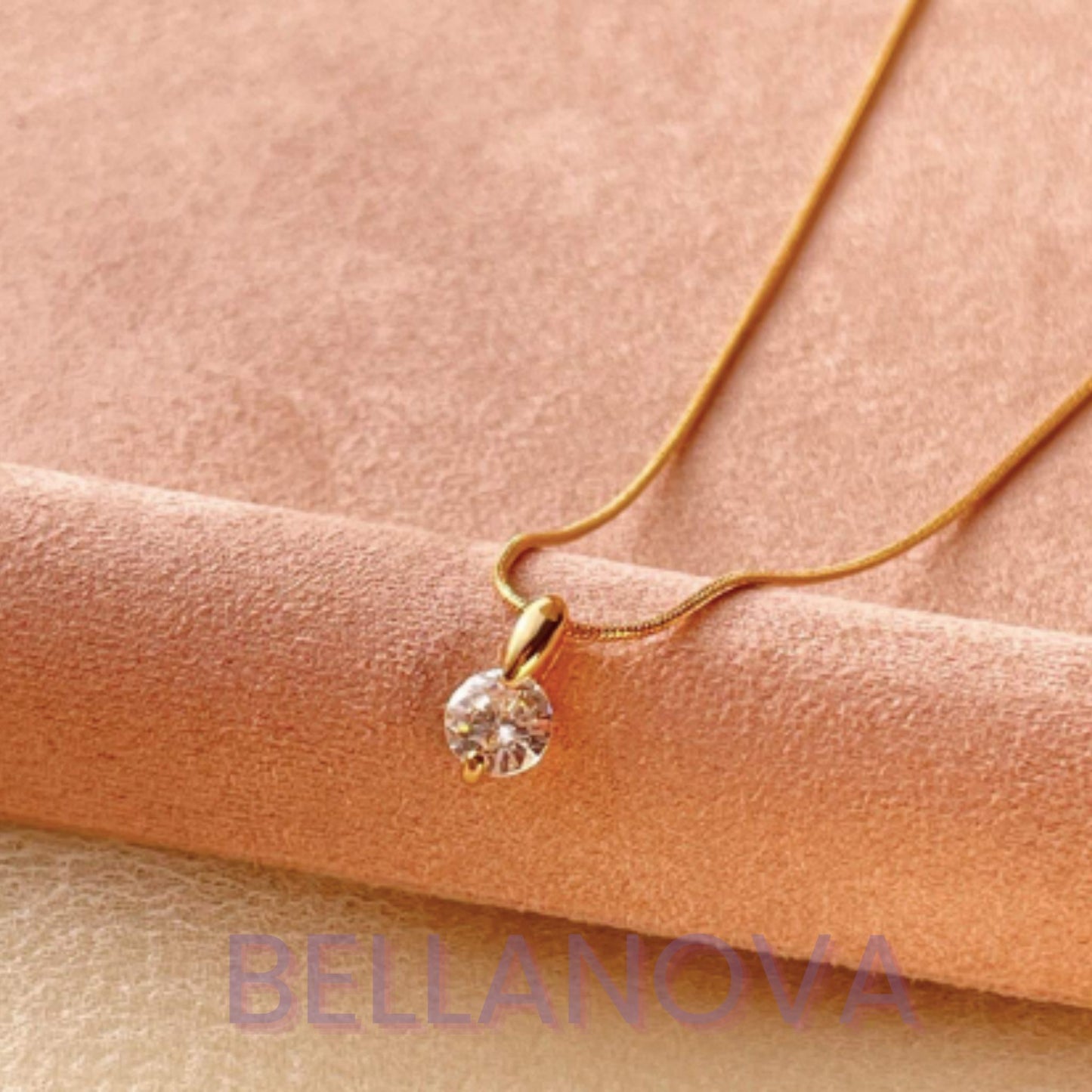 OLIVIA PADANO X BELLA NOVA | Gargantilha Ponto de Luz Swarovski - Folheado a Ouro 24k+ FRETE GRÁTIS